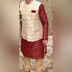Men’s Traditional Kurta with button front Vest. Size 42.